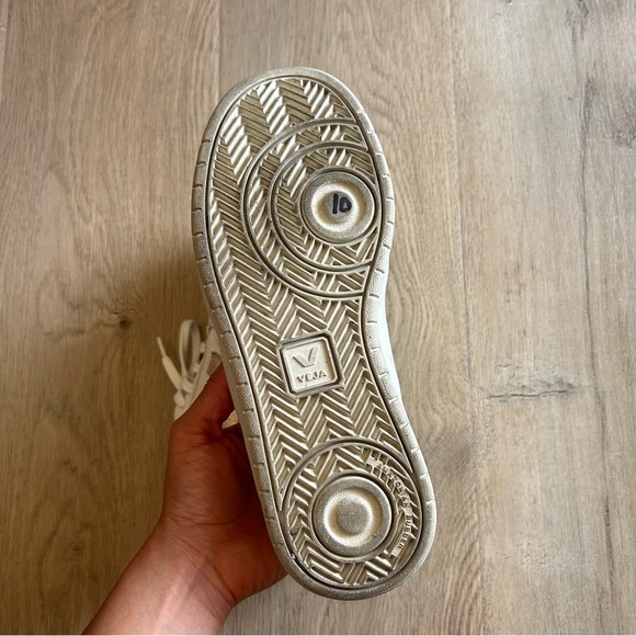 Women’s Veja V-10 Bicolor Leather Low-Top Sneakers - Picture 6 of 7